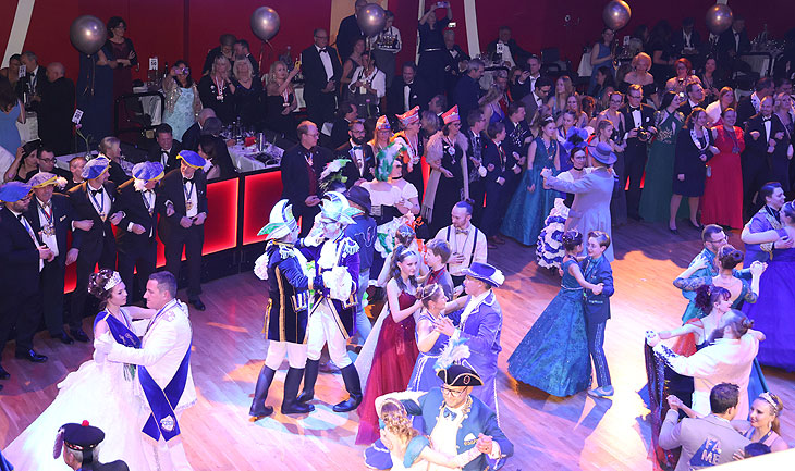 Schauspieler Antoine Monot und Freundin Stefanie Sick (Moderatorin) beim Narrhalla Ball am 08.02.2025 im Deutschen Theater (©Foto: Martin Schmitz) 